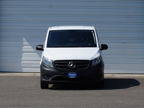 Used 2016 Mercedes-Benz Metris image 2