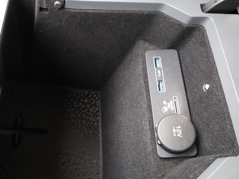 Used 2019 Jaguar E-PACE SE image 39