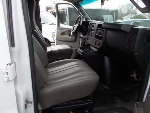 Used 2018 Chevrolet Express 2500 image 17