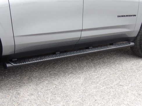 Used 2025 Chevrolet Suburban Z71 image 16