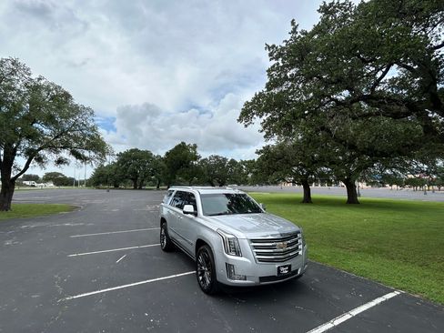 Used 2017 Cadillac Escalade 2WD Platinum image 11