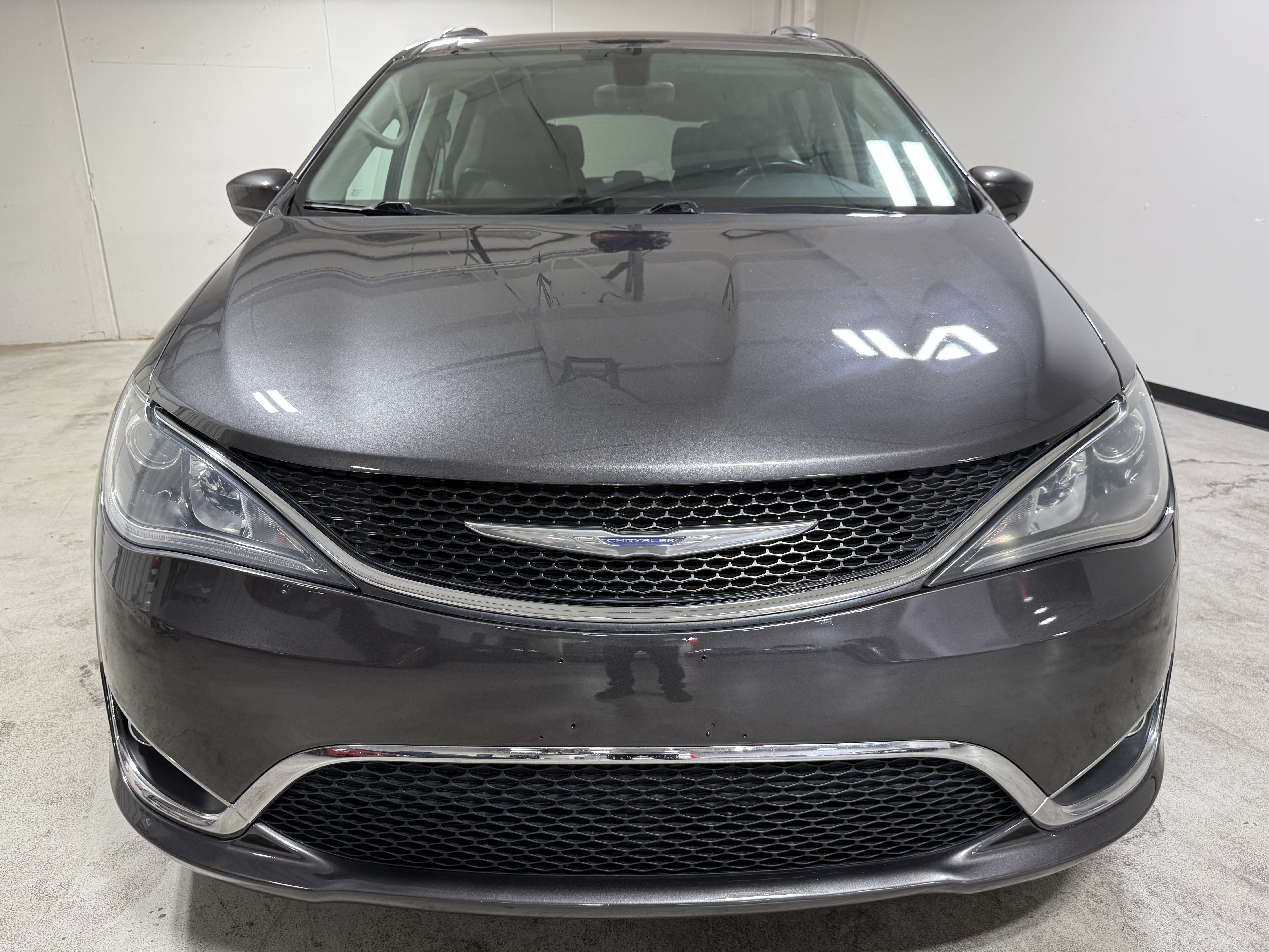 Used 2018 Chrysler Pacifica Touring-L FWD image 12
