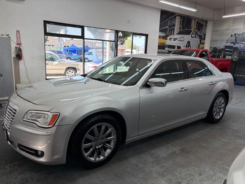 Used 2012 Chrysler 300 Limited RWD image 1