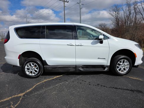 Used 2022 Chrysler Voyager LX image 4