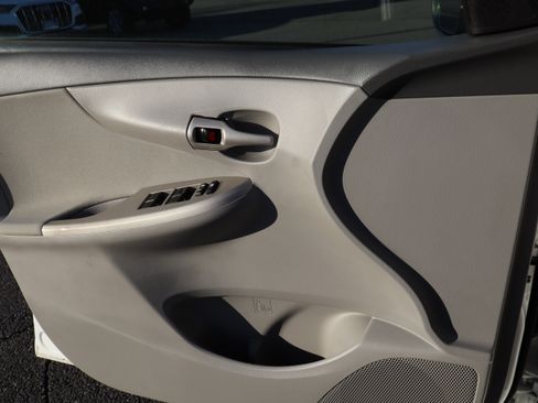 Used 2010 Toyota Corolla LE image 19