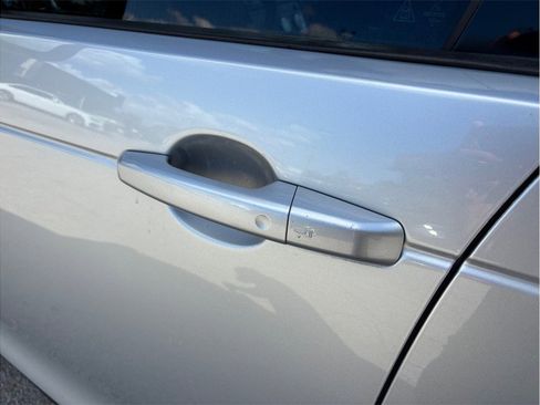 Used 2018 Land Rover Discovery SE image 16