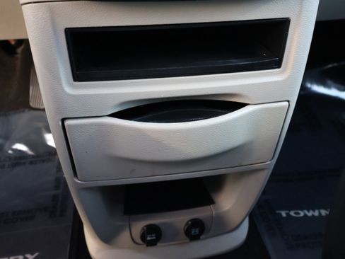 Used 2016 Chrysler Town & Country Touring image 32