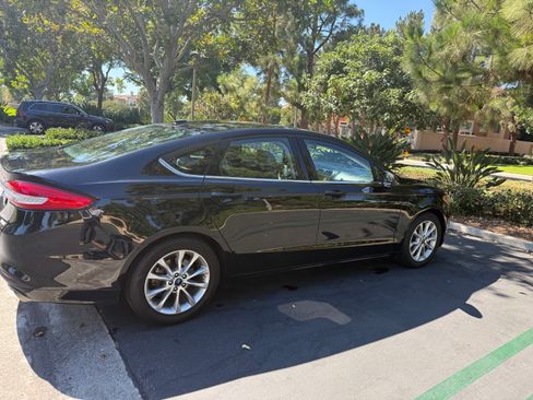 Used 2017 Ford Fusion SE FWD image 6