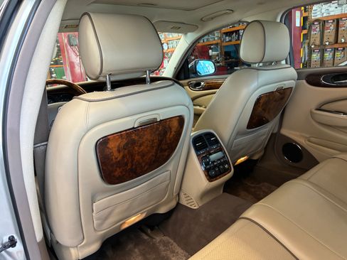 Used 2009 Jaguar XJ Vanden Plas RWD image 31