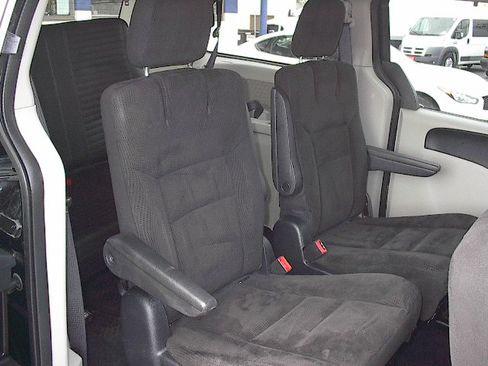 Used 2016 Dodge Grand Caravan SE image 16