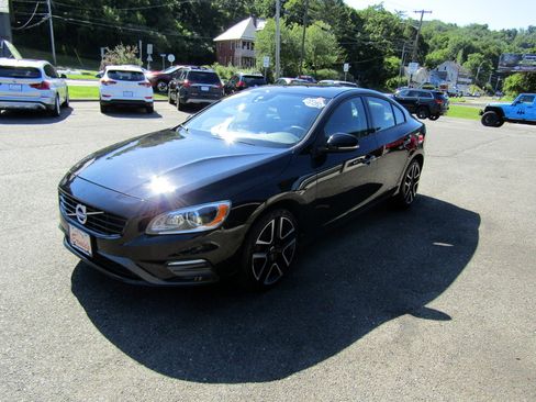 Used 2018 Volvo S60 T5 Dynamic AWD image 4