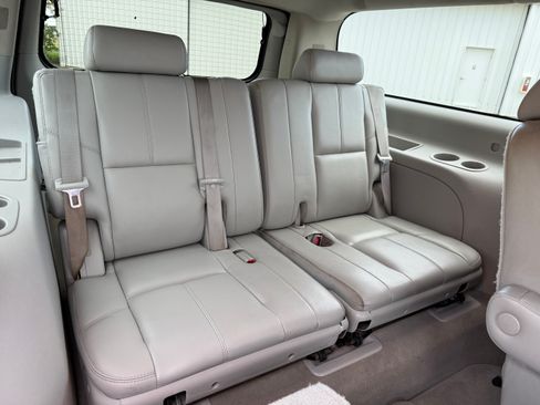 Used 2007 Chevrolet Suburban LT RWD image 16