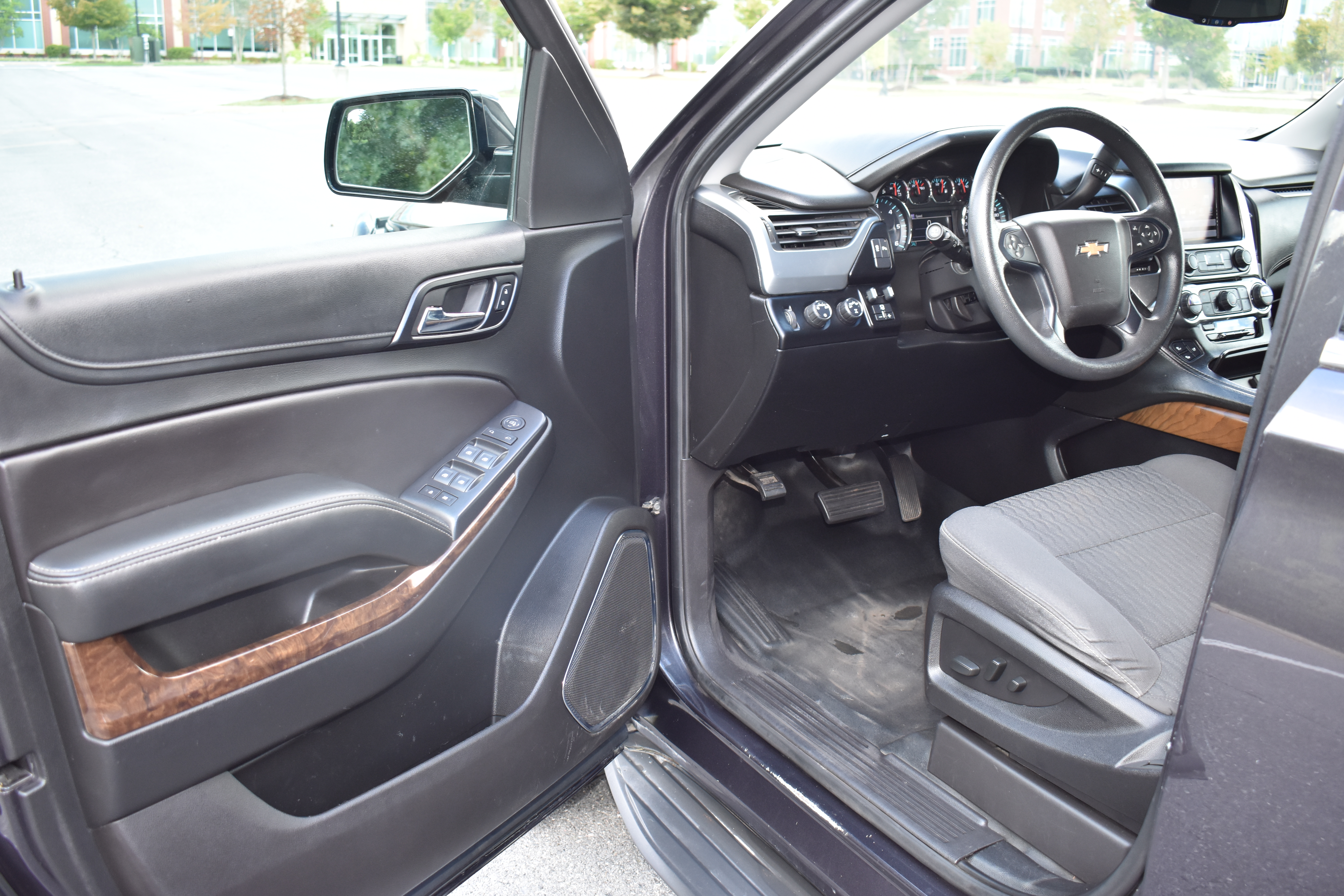 Used 2018 Chevrolet Tahoe 4WD image 19