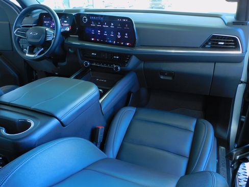 Used 2025 Chevrolet Suburban Z71 image 16