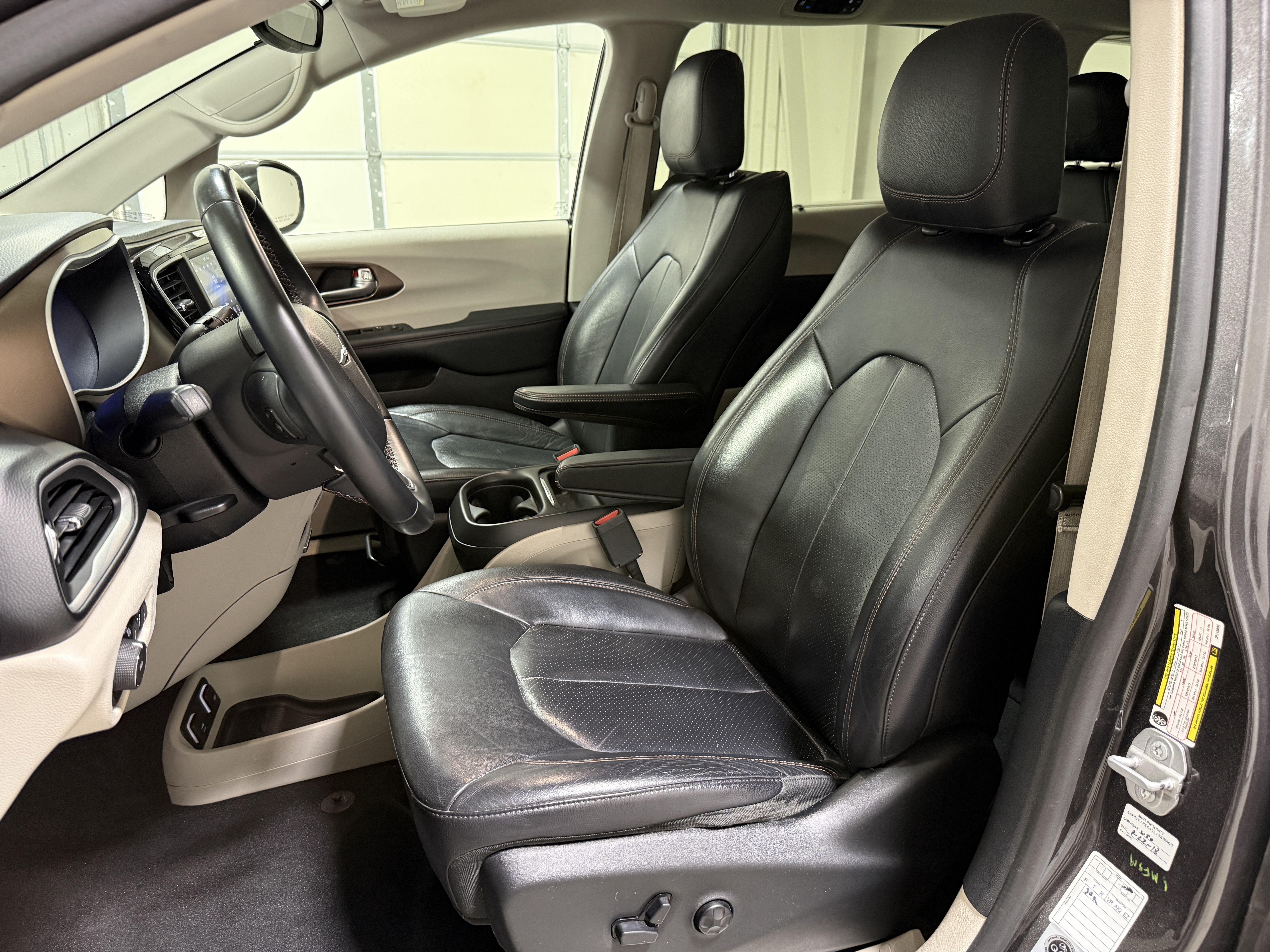 Used 2018 Chrysler Pacifica Touring-L FWD image 18