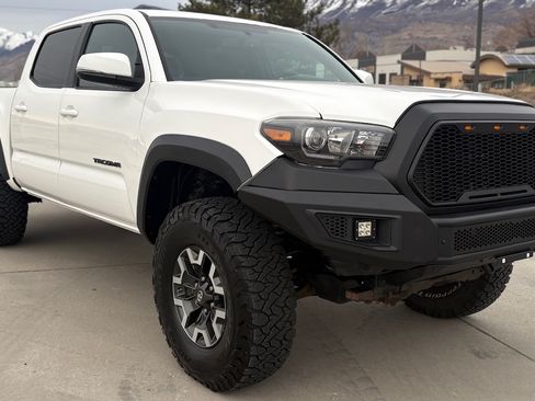 Used 2016 Toyota Tacoma TRD Off-Road image 3