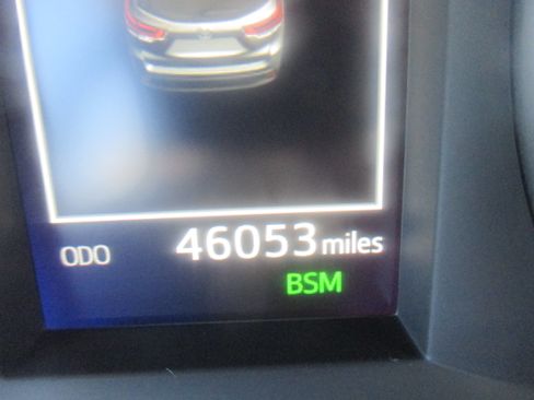 Used 2019 Toyota Highlander XLE image 3