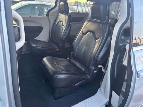 Used 2020 Chrysler Pacifica Touring-L image 4