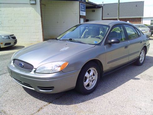 Used 2004 Ford Taurus SE Sedan FWD image 1