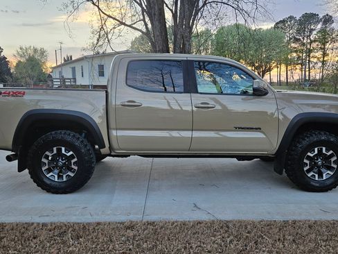 Used 2017 Toyota Tacoma image 5