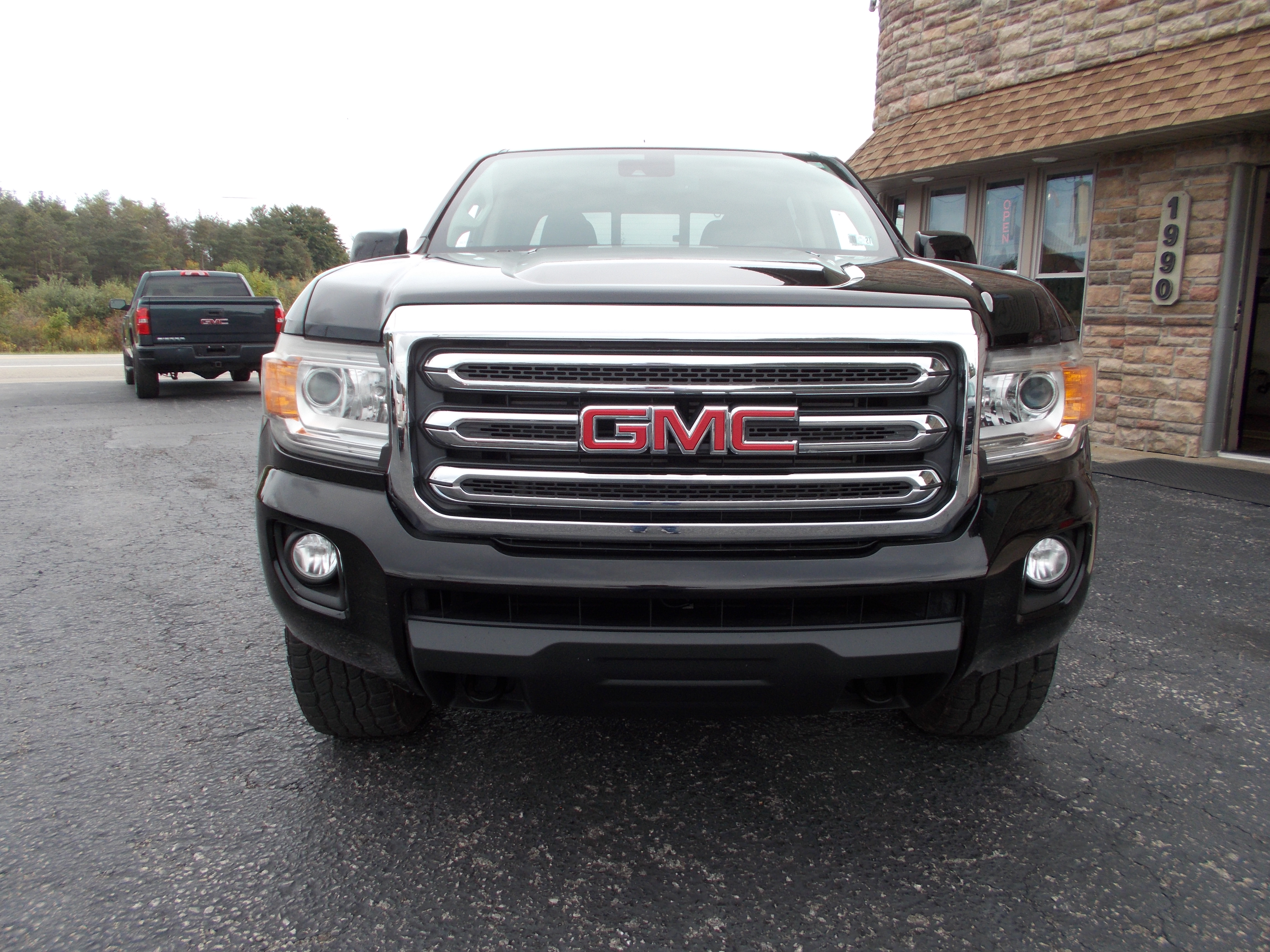 Used 2017 GMC Canyon 4x4 Crew Cab SLE image 2