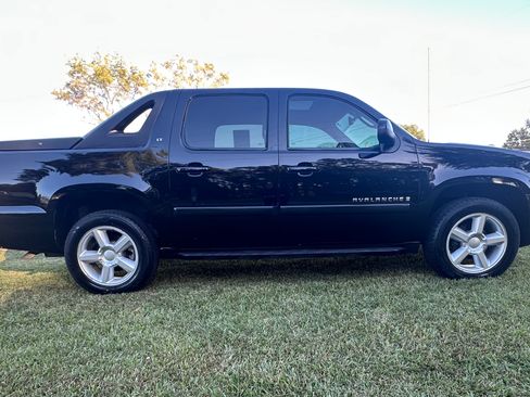 Used 2008 Chevrolet Avalanche LT image 2