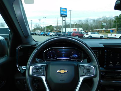 Used 2024 Chevrolet Silverado 1500 LT Z71 image 2