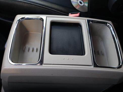 Used 2016 Chrysler Town & Country Touring image 34