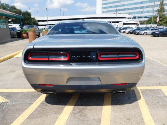 Used 2015 Dodge Challenger SXT RWD image 6