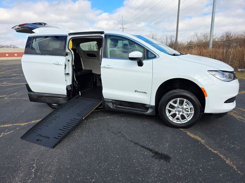 Used 2022 Chrysler Voyager LX image 1