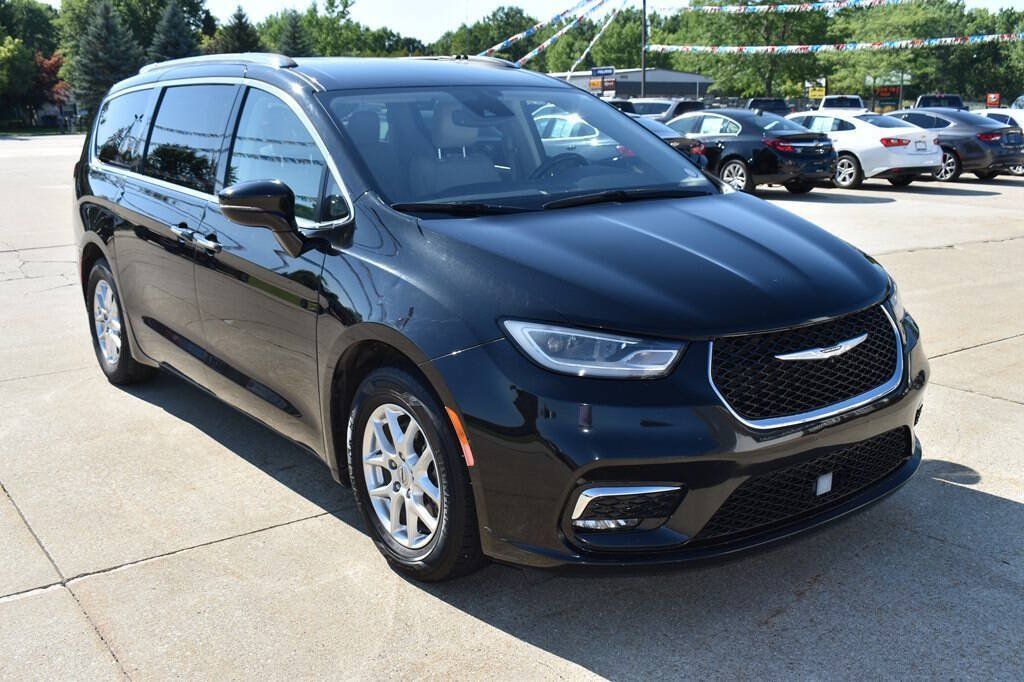 Used 2021 Chrysler Pacifica Touring-L FWD image 1