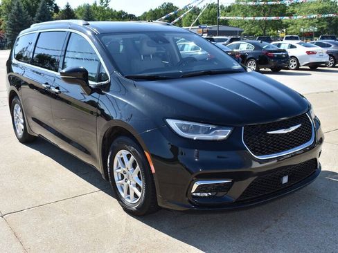 Used 2021 Chrysler Pacifica Touring-L FWD image 1
