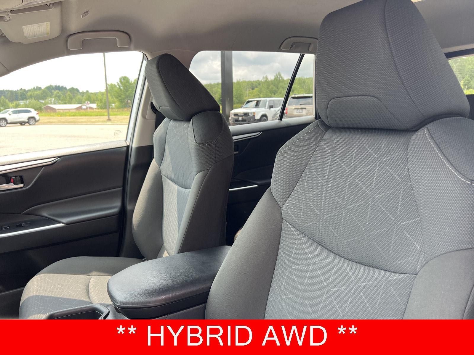 Used 2025 Toyota RAV4 XLE AWD/4WD image 3