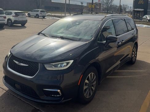 Used 2021 Chrysler Pacifica Touring-L image 2