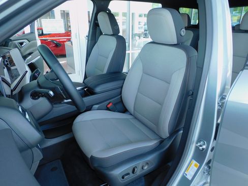 Used 2026 Chevrolet Traverse FWD LT image 18