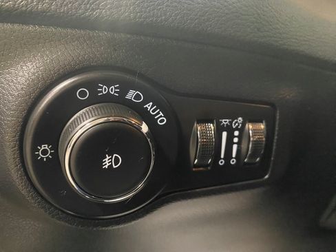 Used 2021 Jeep Compass 4WD Limited image 19
