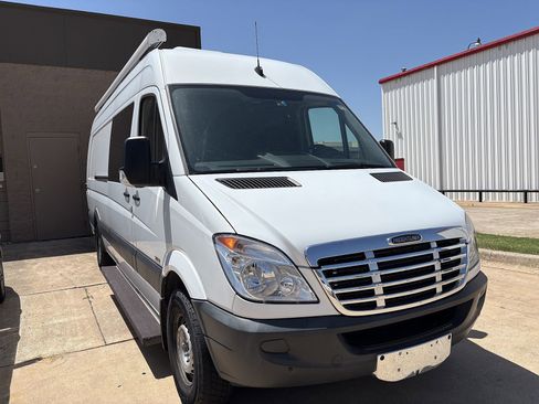 Used 2013 Freightliner Sprinter 2500 image 3