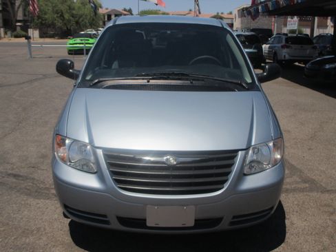 Used 2005 Chrysler Town & Country Limited FWD image 14