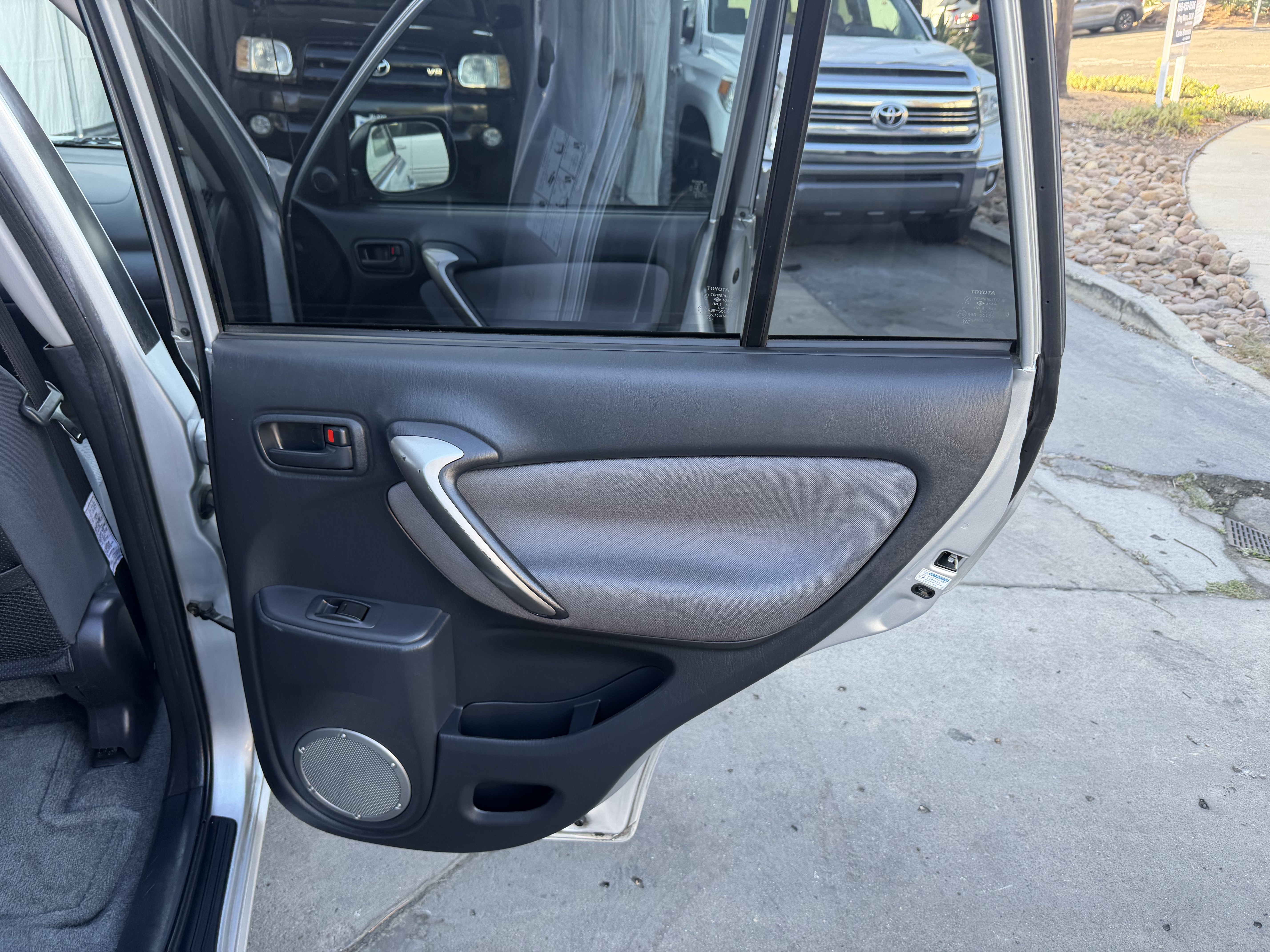 Used 2004 Toyota RAV4 L FWD image 32