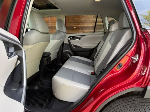 Used 2022 Toyota RAV4 AWD XLE Premium image 17