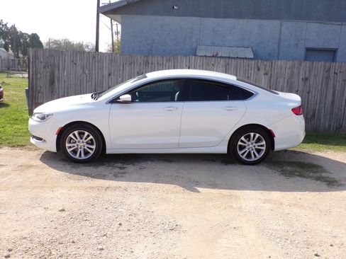 Used 2015 Chrysler 200 Limited image 2