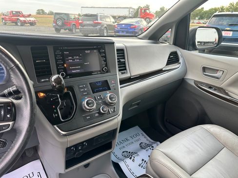Used 2018 Toyota Sienna XLE 8-Passenger FWD image 10