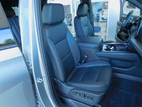 Used 2025 Chevrolet Suburban 4WD Z71 image 26