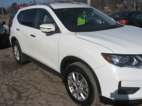 Used 2020 Nissan Rogue SV image 3