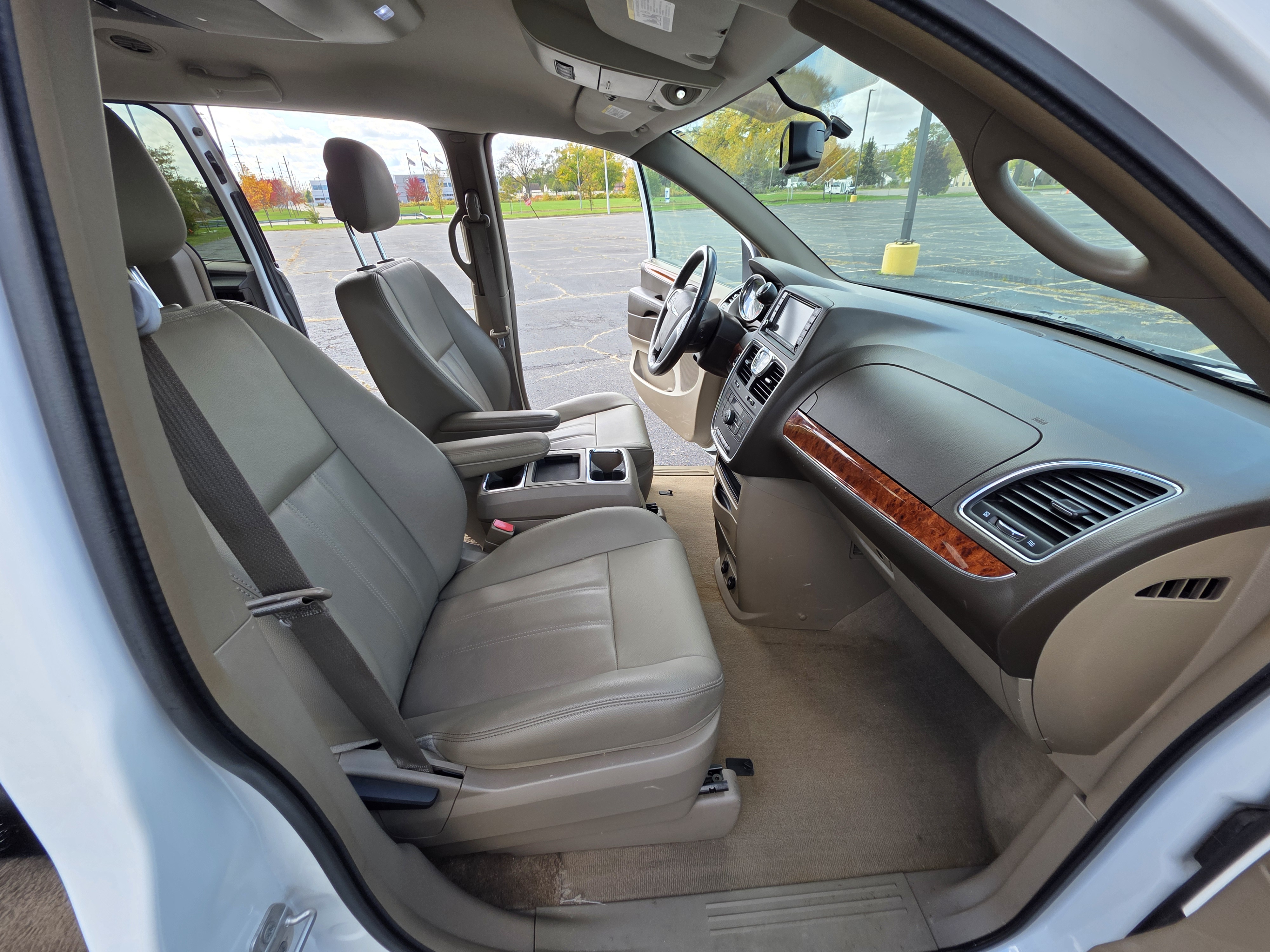 Used 2016 Chrysler Town & Country Touring FWD image 14