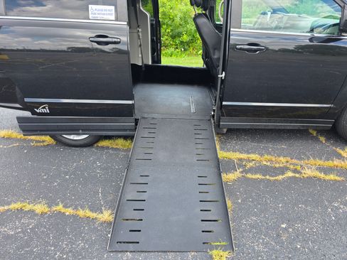 Used 2019 Dodge Grand Caravan SXT image 3