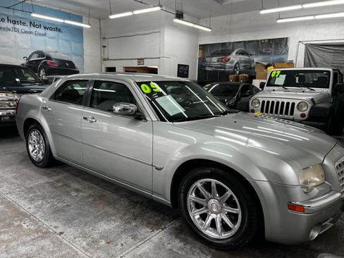 Used 2005 Chrysler 300 C image 9