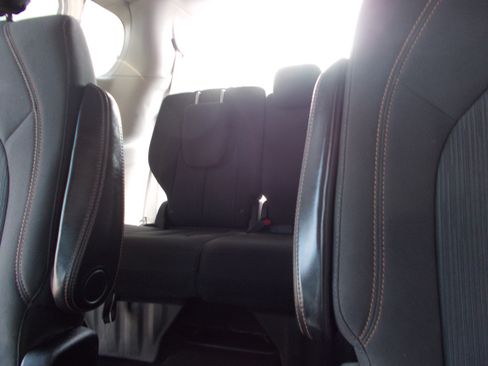 Used 2017 Chrysler Pacifica Touring FWD image 13