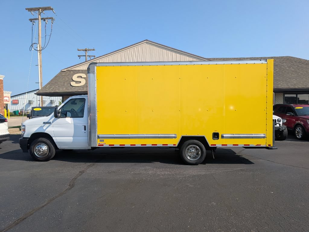 Used 2022 Ford E-350 and Econoline 350 Super Duty RWD image 1