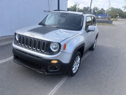 Used 2017 Jeep Renegade 4WD Latitude image 3